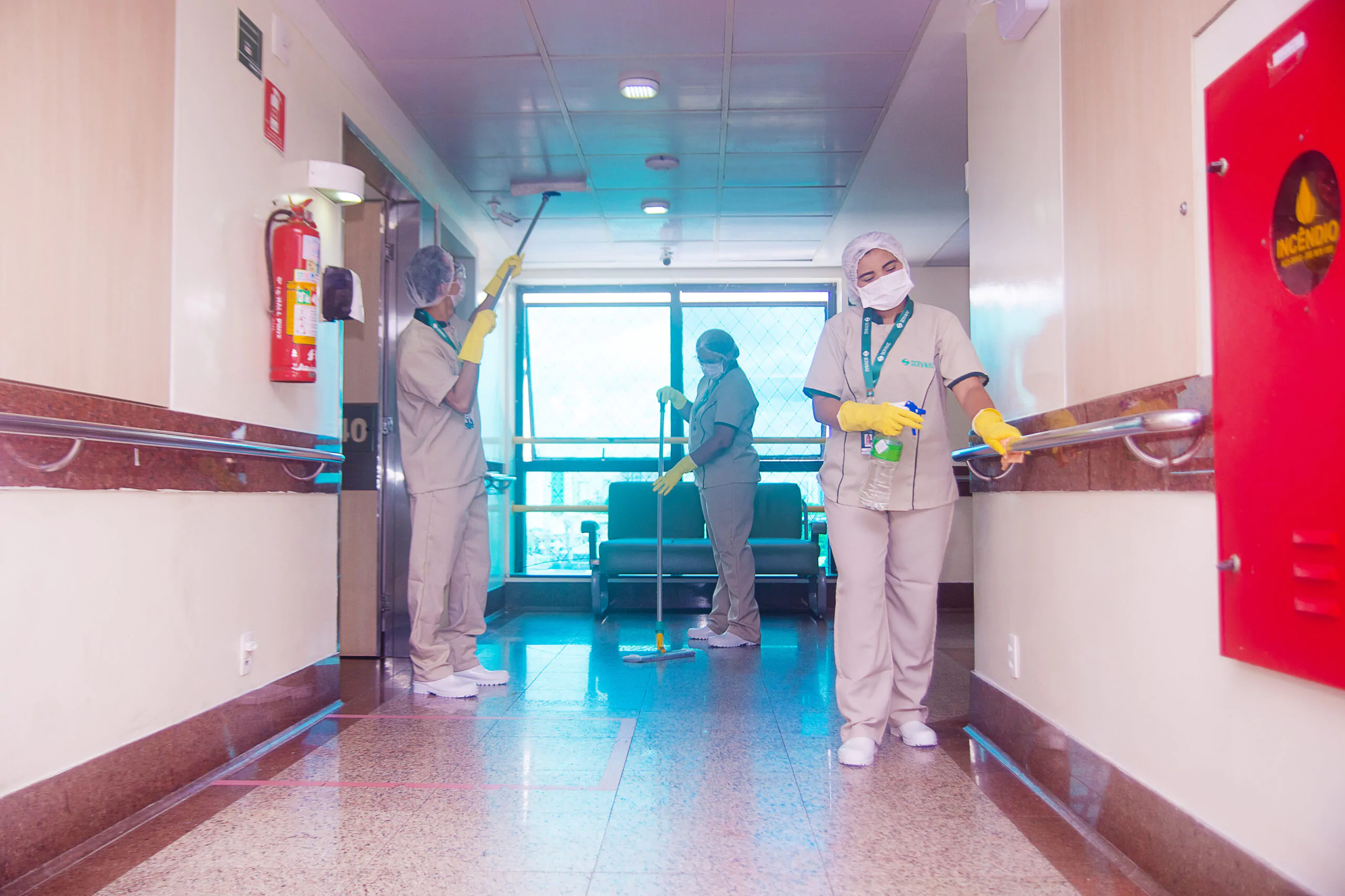 Profissional realizando limpeza hospitalar com alta qualidade