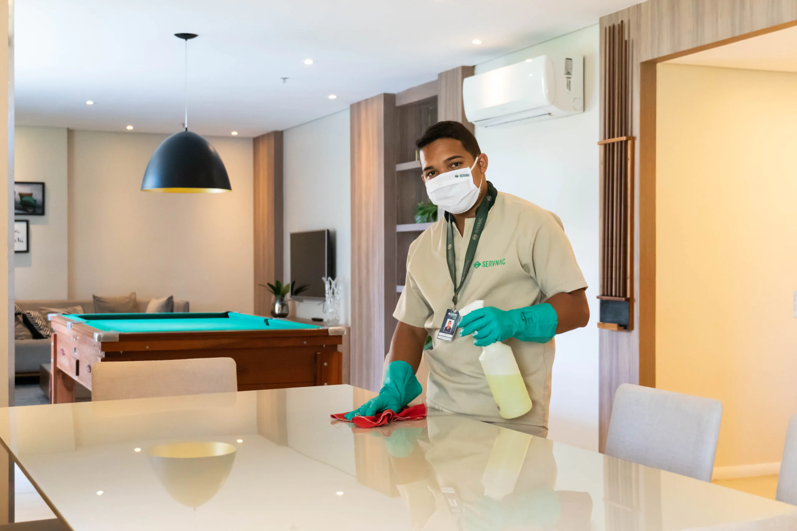 Imagem destacando as soluções do Grupo Servnac para limpeza e conservação em ambientes corporativos, com foco em qualidade e sustentabilidade.