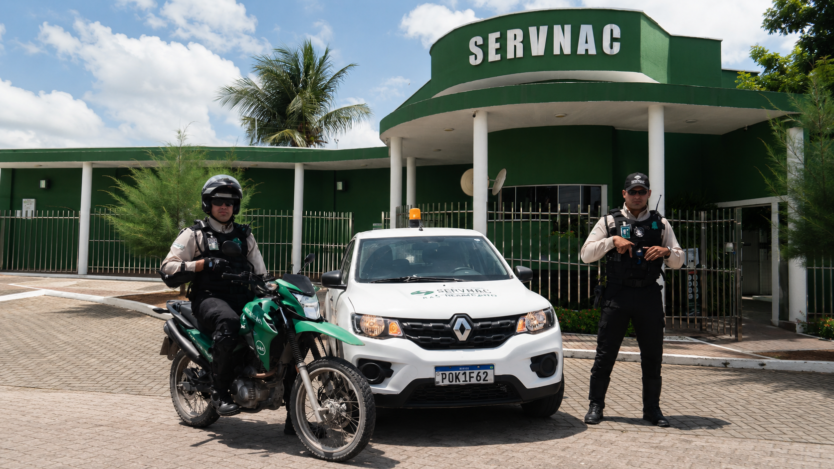 Equipe Servnac com viatura e moto em frente à sede